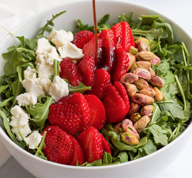 ARUGULA SALAD WITH STRAWBERRIES, PISTACHIOS AND GOAT CHEESE
